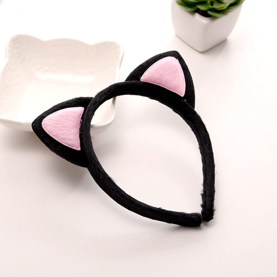 Sevimli Pofuduk Kedi Kulak Tacı