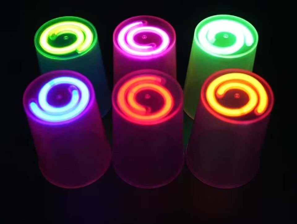 Karanlıkta Yanan Mega Glow Bardaklar 8 Adet